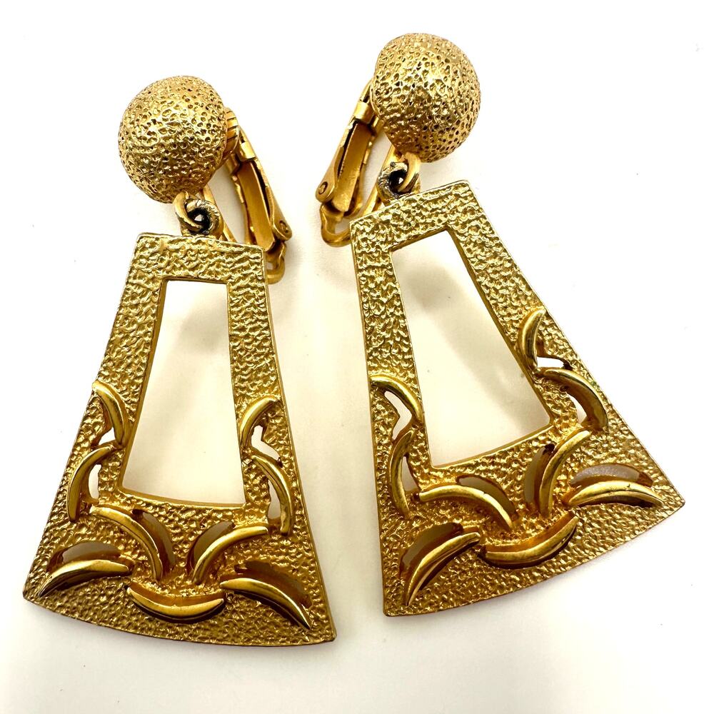 Vintage 1980s 1990s gold tone dangle drop geometric statement clip on earrings